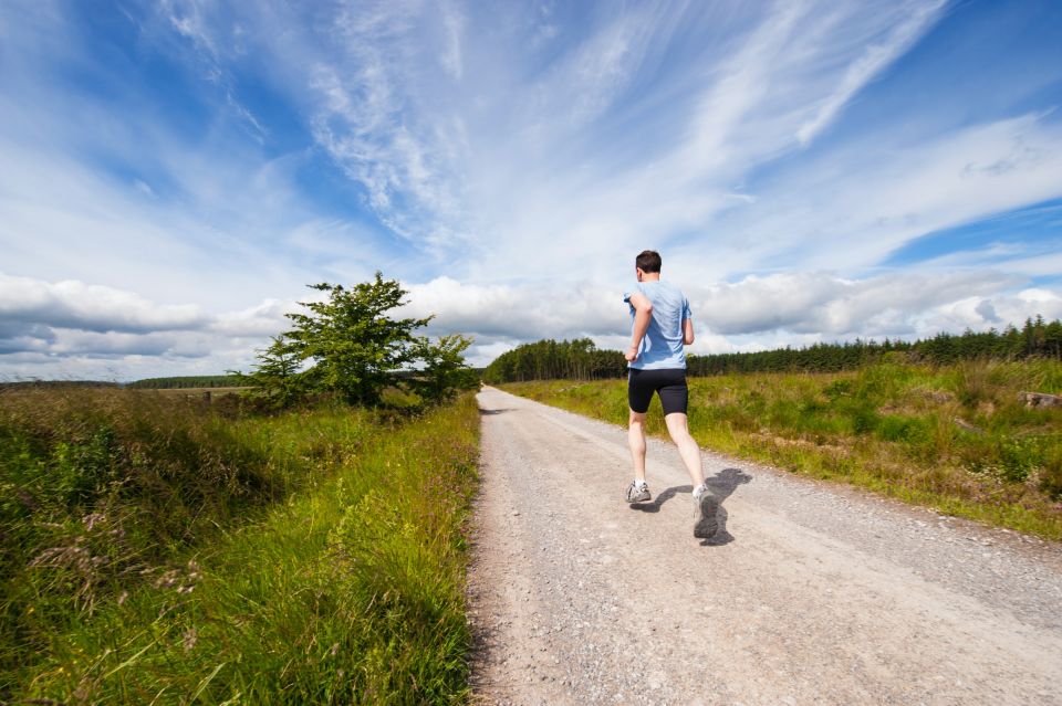 Jogger auf Feldweg