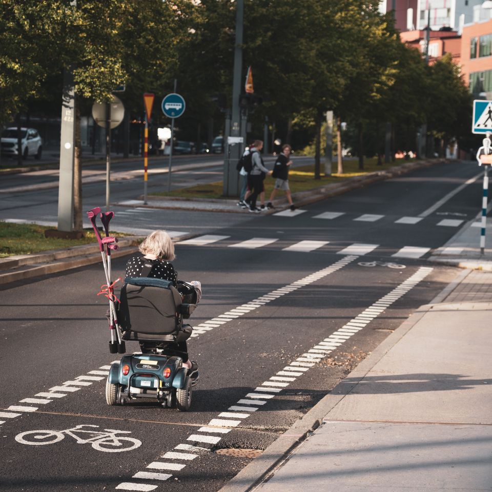 Elektrischer Rollstuhl auf Straße