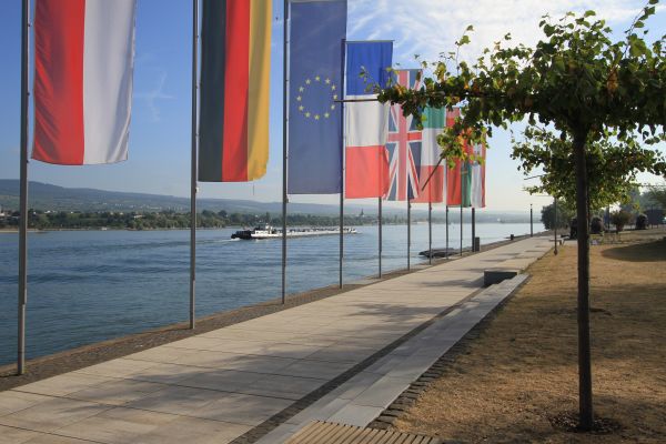 Hafenmole mit verschiedenen Flaggen