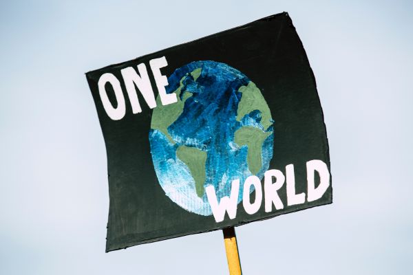 Schild "One World"